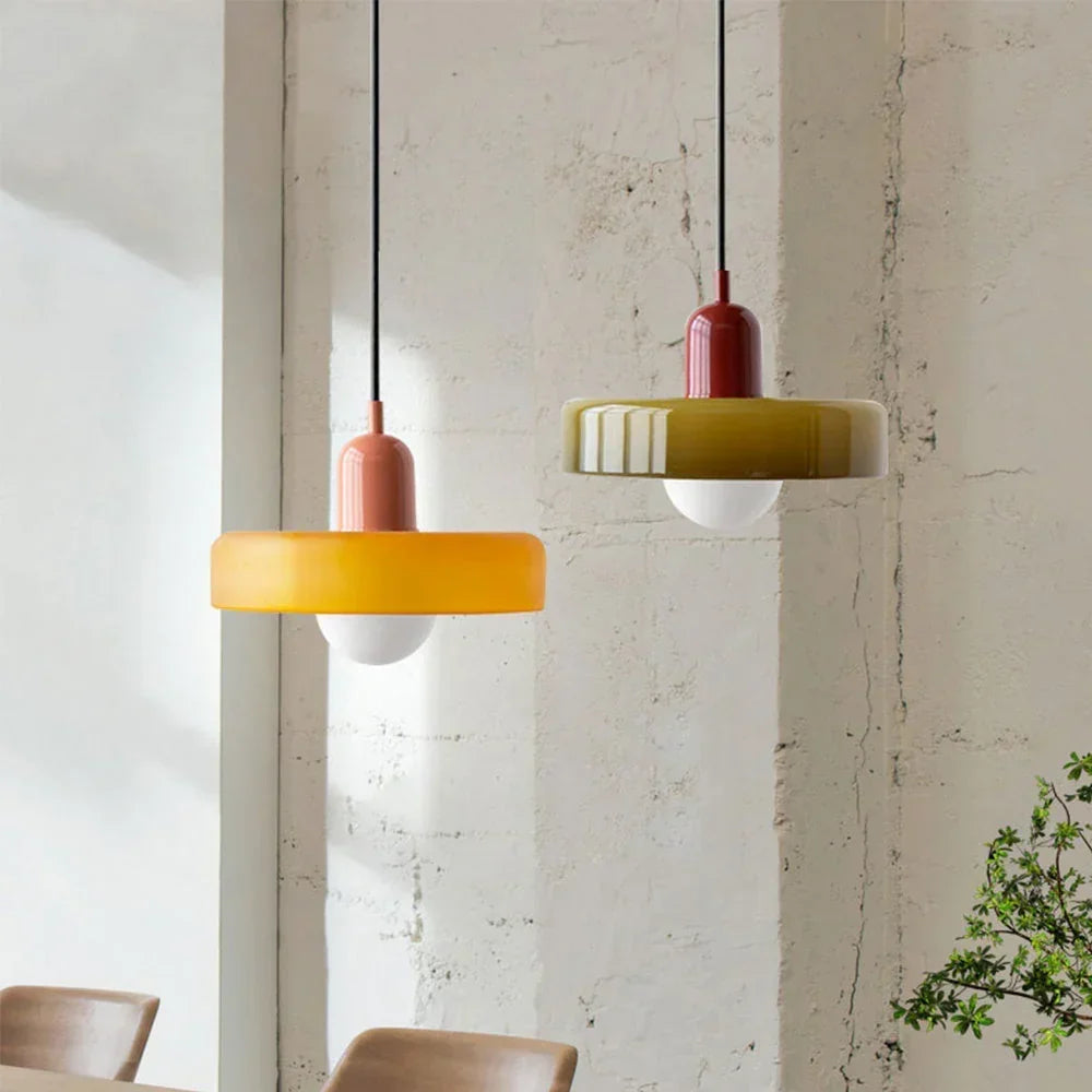 Wisząca lampa Bauhaus z kolorowego szkła