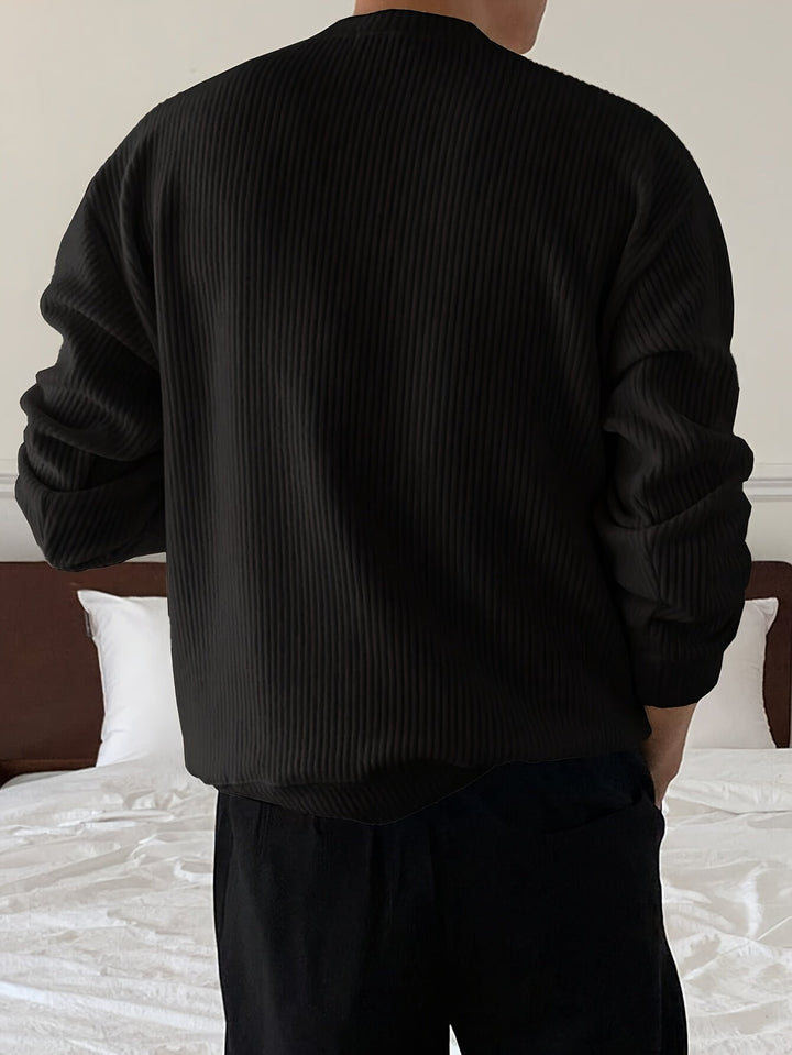 Męski sweter w prążek z okrągłym dekoltem o luźnym kroju