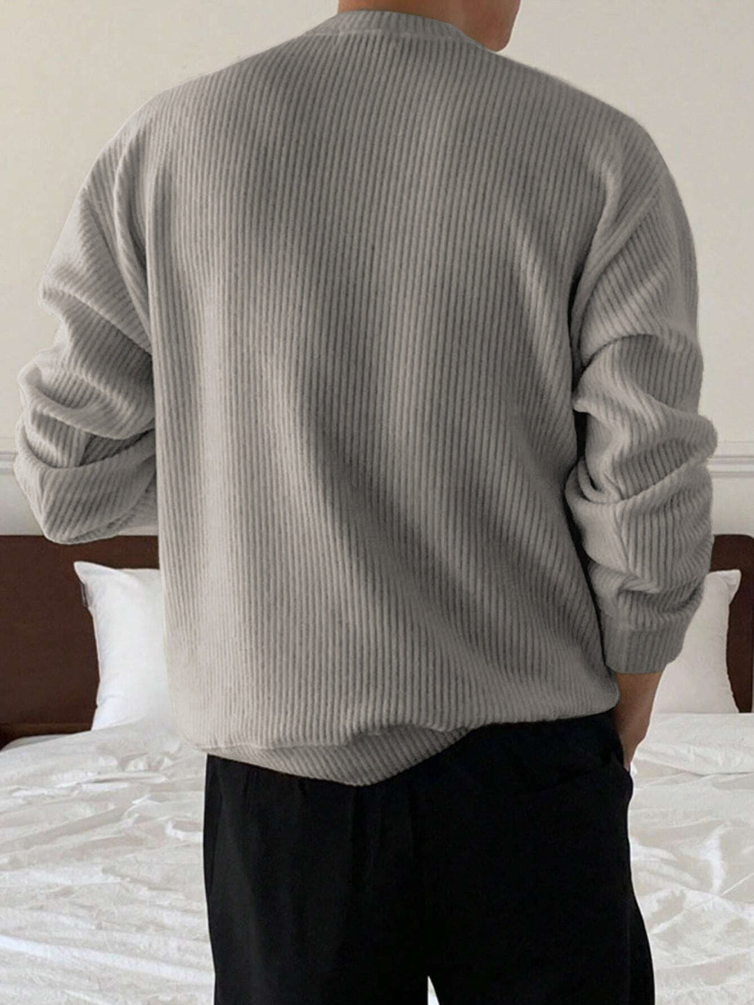 Męski sweter w prążek z okrągłym dekoltem o luźnym kroju