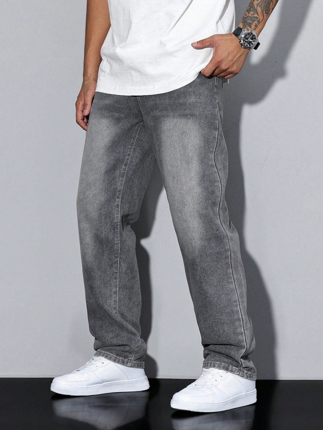 Baggy jeans - szerokie spodnie jeansowe z efektem sprania