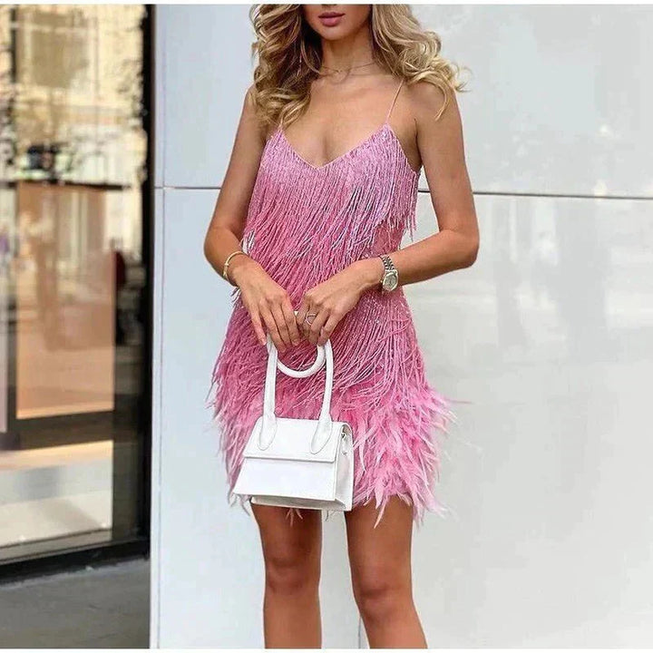 Damska sukienka mini z piórami – glamour i zabawna