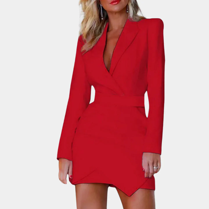 Elegancka sukienka mini z dopasowaną talią