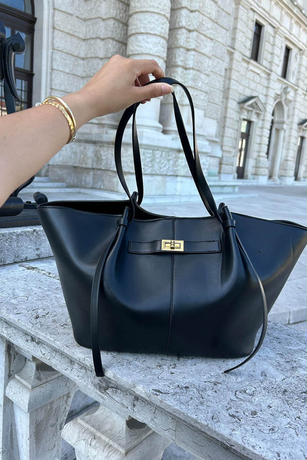 Skórzana torba shopper na co dzień z ozdobnym zapięciem z przodu.