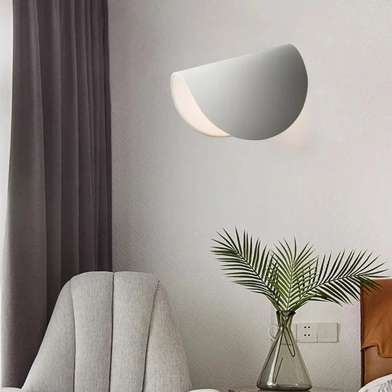 Regulowany kinkiet LED góra-dół – ciepłe światło ambientowe, nowoczesny design