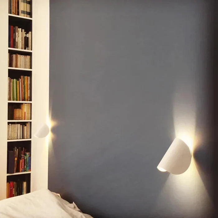Regulowany kinkiet LED góra-dół – ciepłe światło ambientowe, nowoczesny design