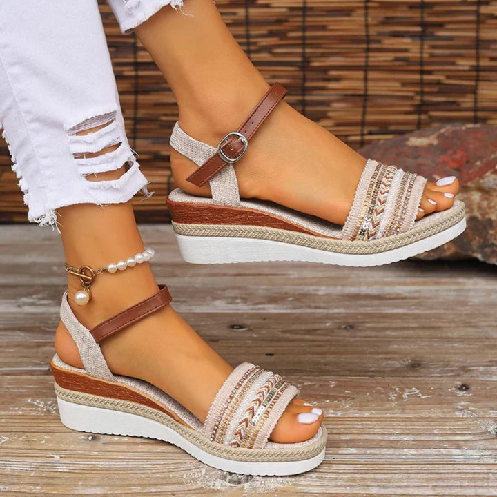 Damskie sandały na koturnie w stylu boho