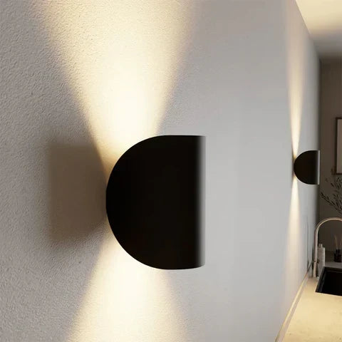 Regulowany kinkiet LED góra-dół – ciepłe światło ambientowe, nowoczesny design